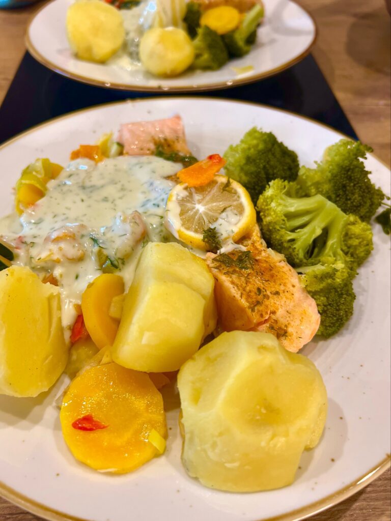 00fcb45be7e1dff4c01da429bd4fe382 lachs mit dill senf sauce und gemüse 1